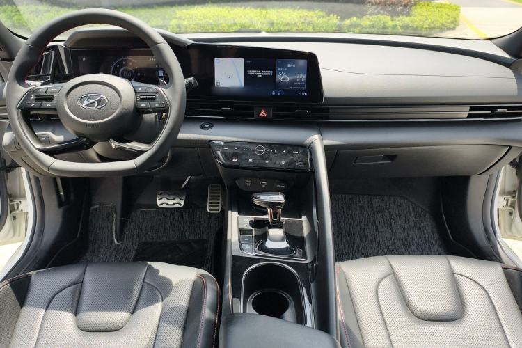 Used Hyundai Elantra 2021 240TGDi DCT LUX Prestige Edition Interior 4