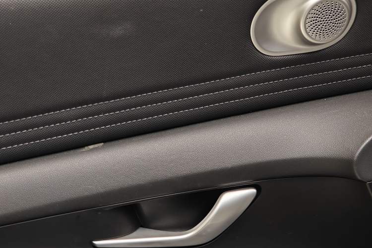 Used Hyundai Elantra 2021 1.5L CVT LUX Prestige Edition Interior 5