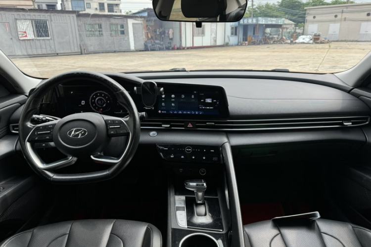 Used Hyundai Elantra 2021 1.5L CVT LUX Prestige Edition Interior 5