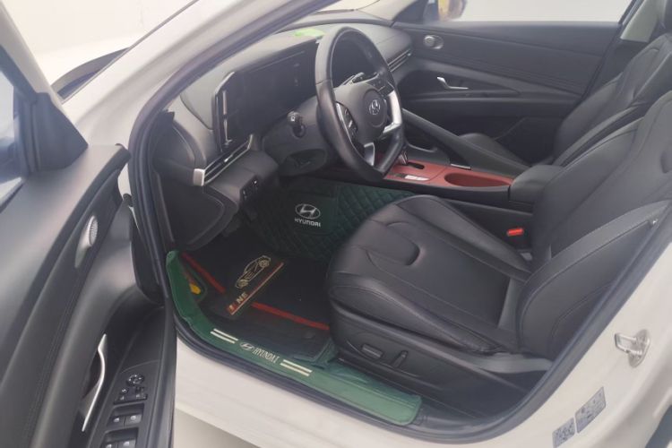 Used Hyundai Elantra 2021 1.5L CVT LUX Prestige Edition Interior 6