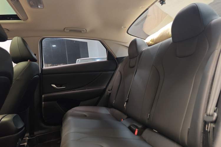 Used Hyundai Elantra 2021 1.5L CVT LUX Prestige Edition Interior 9