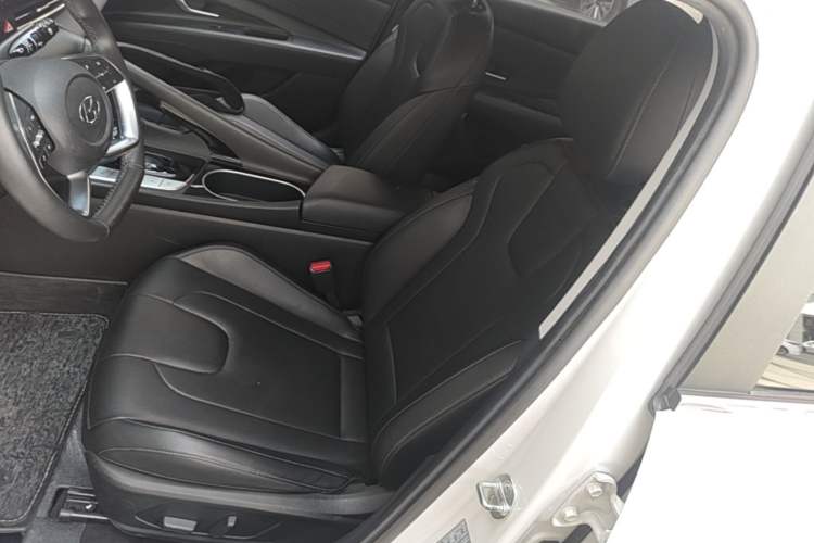 Used Hyundai Elantra 2021 1.5L CVT LUX Prestige Edition Left Front Seat