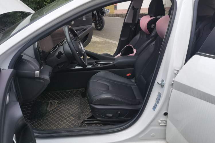 Used Hyundai Elantra 2021 1.5L CVT LUX Prestige Edition Left Front Seat
