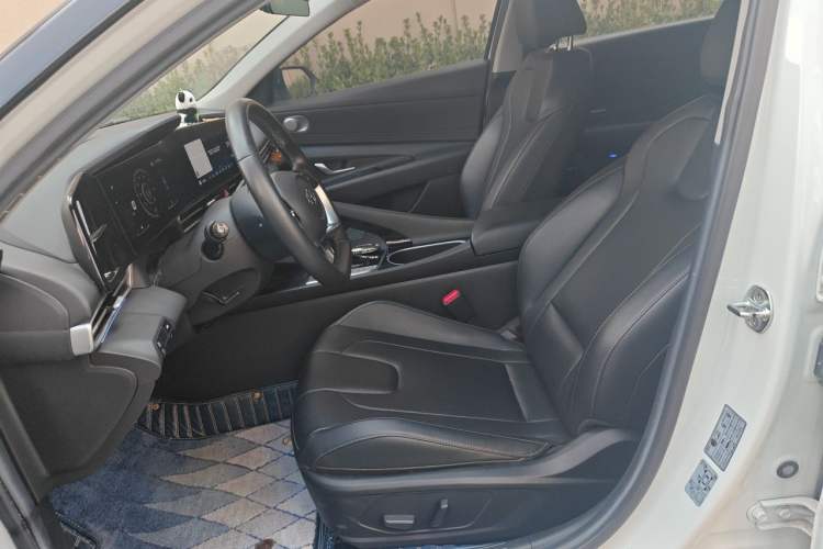 Used Hyundai Elantra 2021 1.5L CVT LUX Prestige Edition Left Front Seat