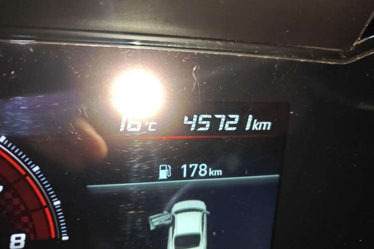 Used Hyundai Elantra 2021 1.5L CVT LUX Prestige Edition Odometer Close Up