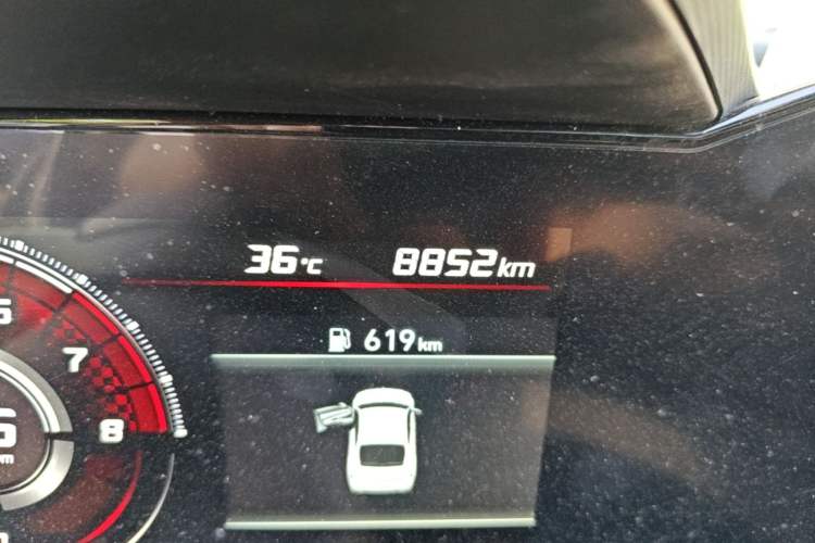 Used Hyundai Elantra 2021 1.5L CVT LUX Prestige Edition Odometer Close Up