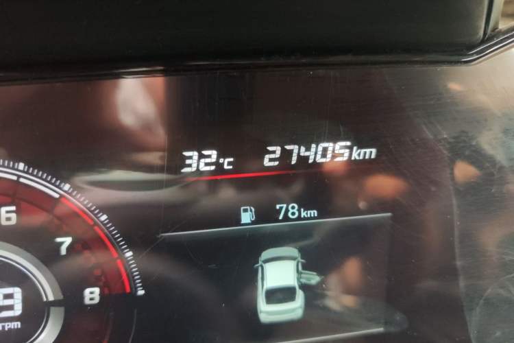 Used Hyundai Elantra 2021 1.5L CVT LUX Prestige Edition Odometer Close Up
