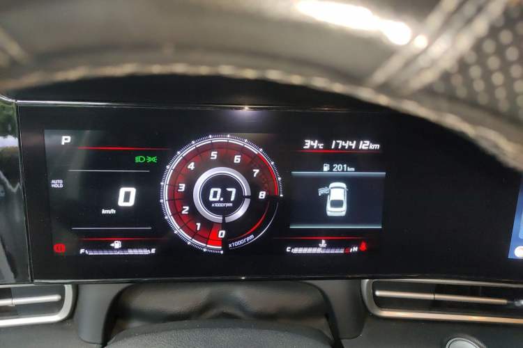 Used Hyundai Elantra 2021 1.5L CVT LUX Prestige Edition Odometer Close Up