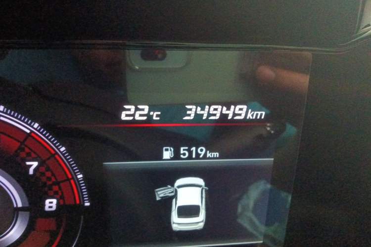 Used Hyundai Elantra 2021 1.5L CVT LUX Prestige Edition Odometer Close Up