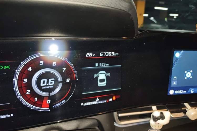 Used Hyundai Elantra 2021 1.5L CVT LUX Prestige Edition Odometer Close Up