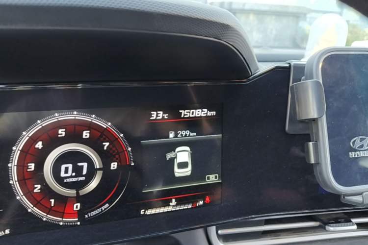 Used Hyundai Elantra 2021 1.5L CVT LUX Prestige Edition Odometer Close Up