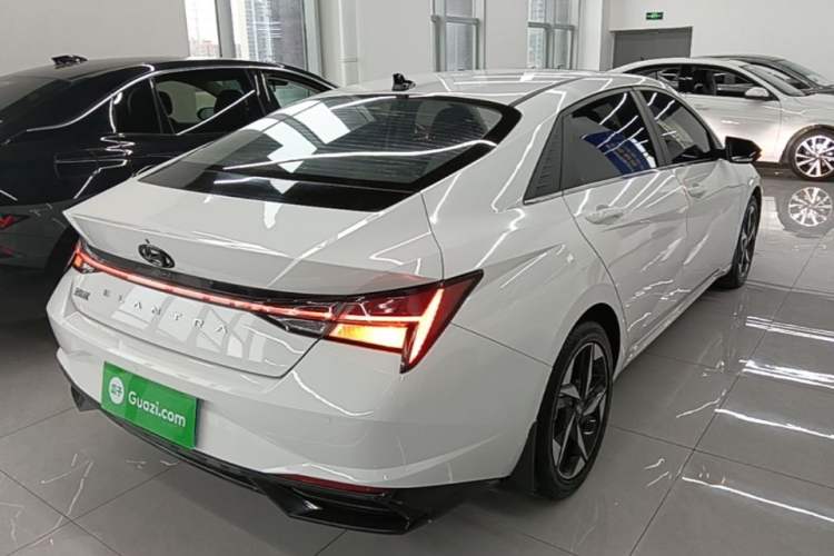 Used Hyundai Elantra 2021 1.5L CVT LUX Prestige Edition Rear Right 45 Deg