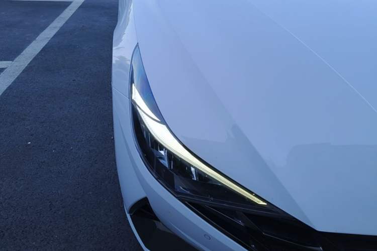 Used Hyundai Elantra 2021 1.5L CVT LUX Prestige Edition Right Front Headlight