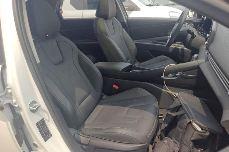 Used Hyundai Elantra 2021 1.5L CVT GLX Elite Edition Right Front Seat