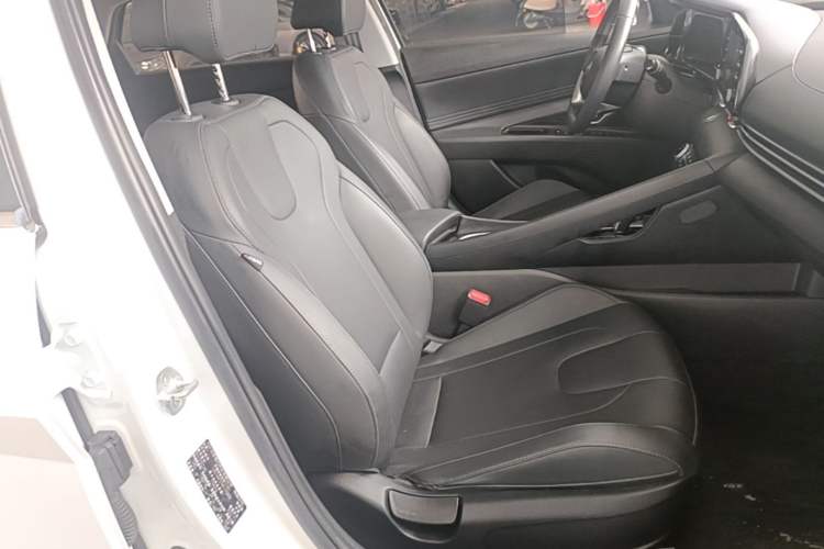 Used Hyundai Elantra 2021 1.5L CVT GLX Elite Edition Right Front Seat