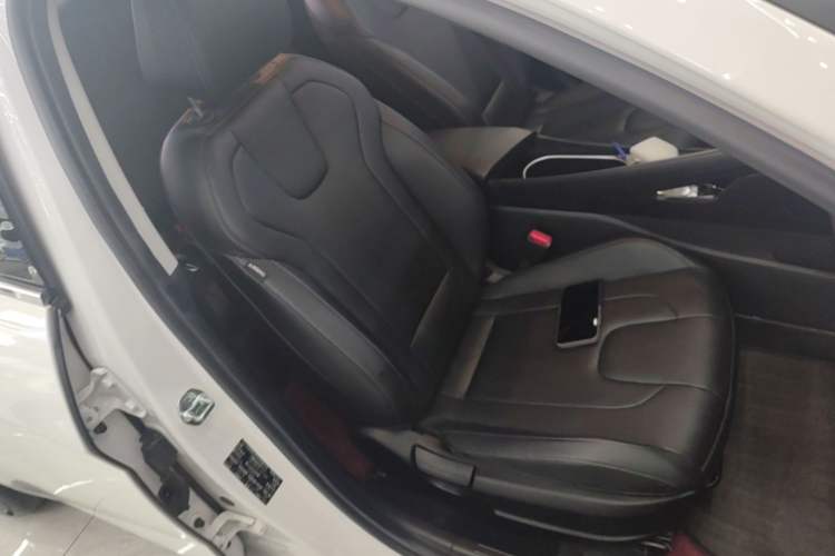 Used Hyundai Elantra 2021 1.5L CVT LUX Prestige Edition Right Front Seat