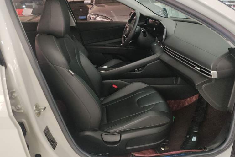 Used Hyundai Elantra 2021 1.5L CVT LUX Prestige Edition Right Front Seat