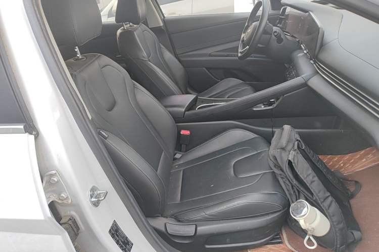 Used Hyundai Elantra 2021 1.5L CVT GLX Elite Edition Right Front Seat