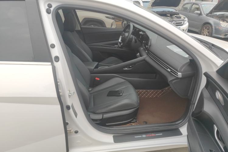 Used Hyundai Elantra 2021 1.5L CVT GLX Elite Edition Right Front Seat