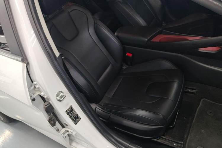 Used Hyundai Elantra 2021 1.5L CVT LUX Prestige Edition Right Front Seat