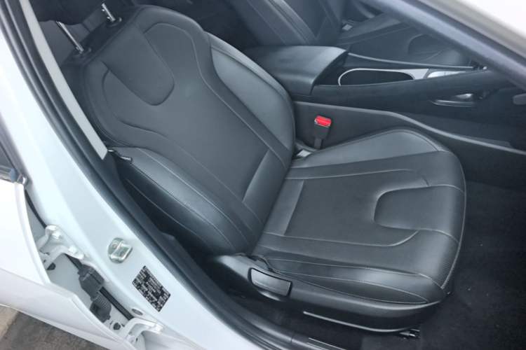 Used Hyundai Elantra 2021 1.5L CVT GLX Elite Edition Right Front Seat