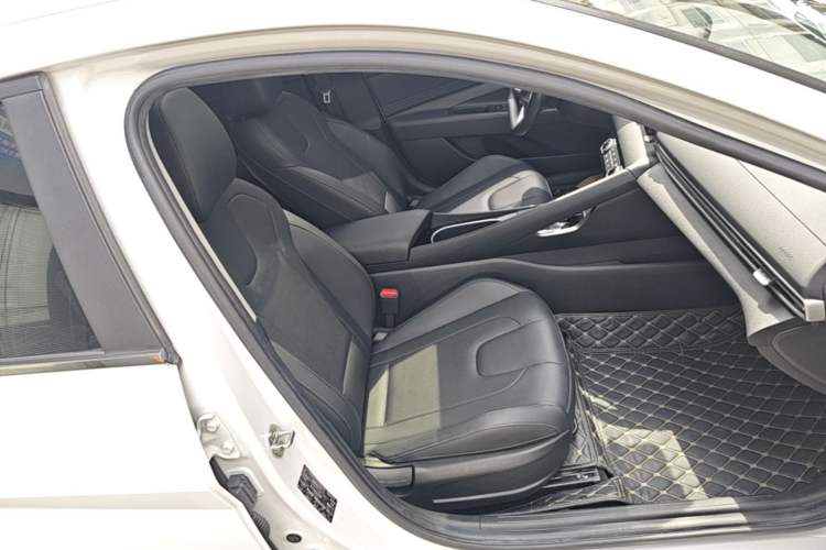 Used Hyundai Elantra 2021 1.5L CVT GLX Elite Edition Right Front Seat