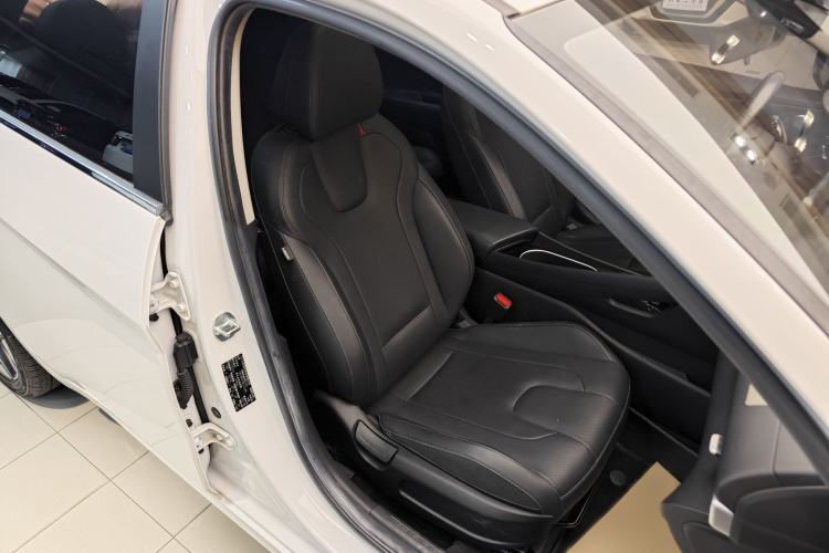 Used Hyundai Elantra 2021 1.5L CVT LUX Prestige Edition Right Front Seat