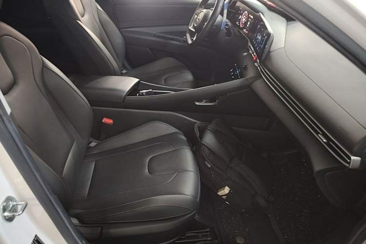 Used Hyundai Elantra 2021 1.5L CVT LUX Prestige Edition Right Front Seat