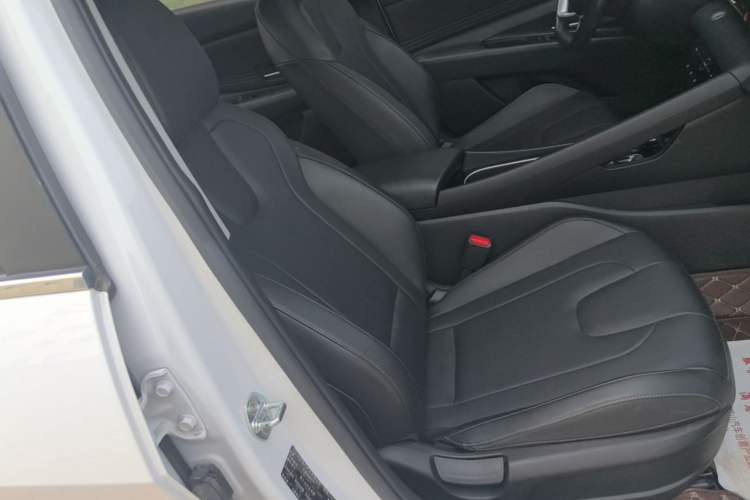 Used Hyundai Elantra 2021 1.5L CVT LUX Prestige Edition Right Front Seat
