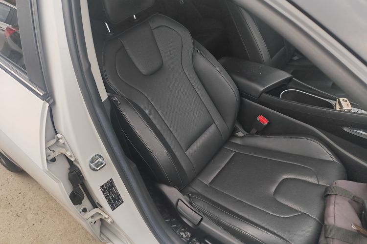 Used Hyundai Elantra 2021 1.5L CVT LUX Prestige Edition Right Front Seat