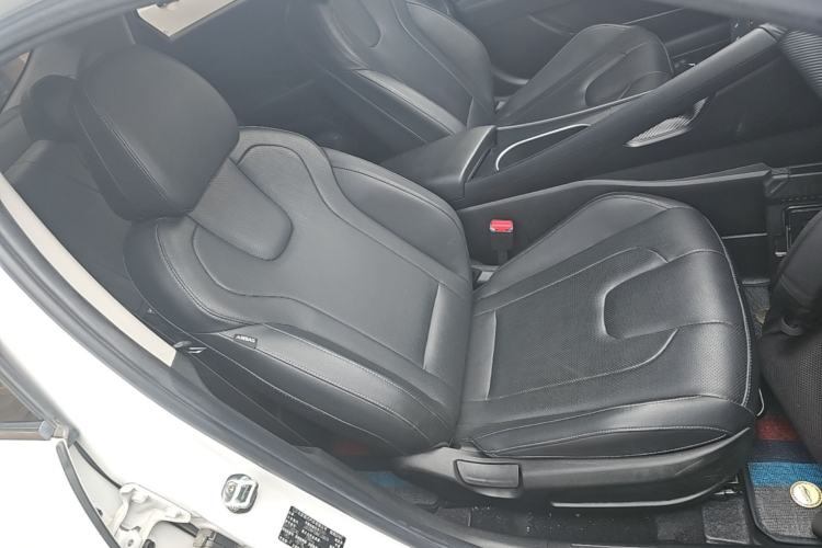 Used Hyundai Elantra 2021 1.5L CVT LUX Prestige Edition Right Front Seat