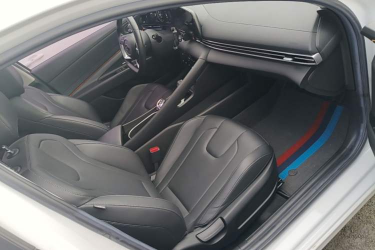 Used Hyundai Elantra 2021 1.5L CVT LUX Prestige Edition Right Front Seat
