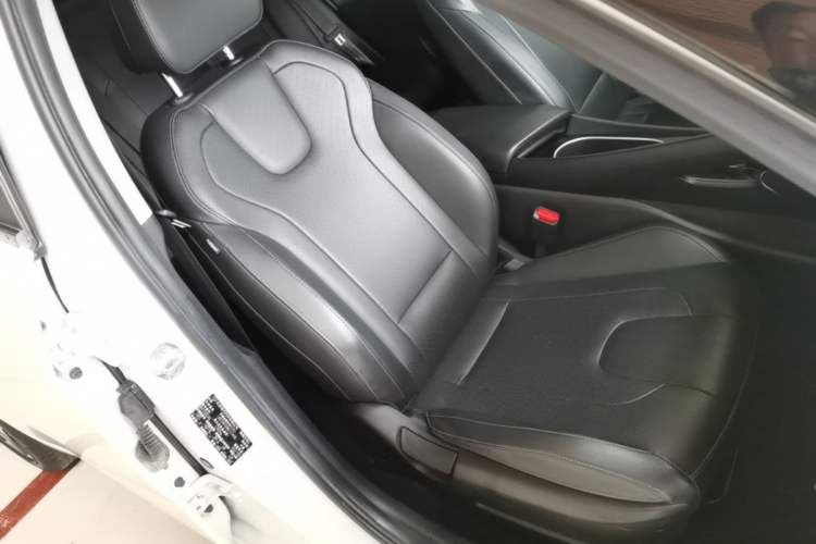 Used Hyundai Elantra 2021 1.5L CVT LUX Prestige Edition Right Front Seat