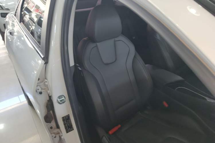 Used Hyundai Elantra 2021 1.5L CVT LUX Prestige Edition Right Front Seat