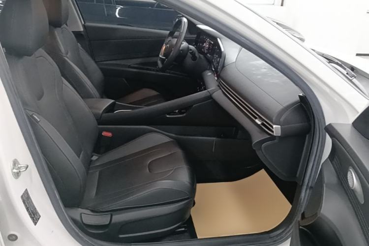 Used Hyundai Elantra 2021 1.5L CVT LUX Prestige Edition Right Front Seat