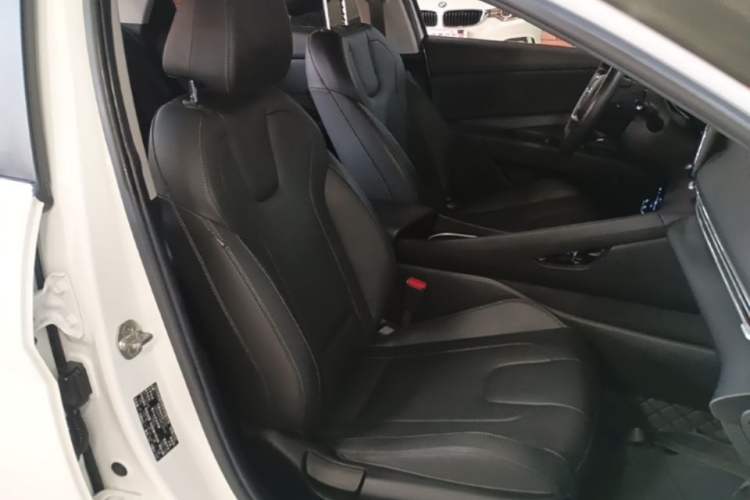 Used Hyundai Elantra 2021 1.5L CVT LUX Prestige Edition Right Front Seat