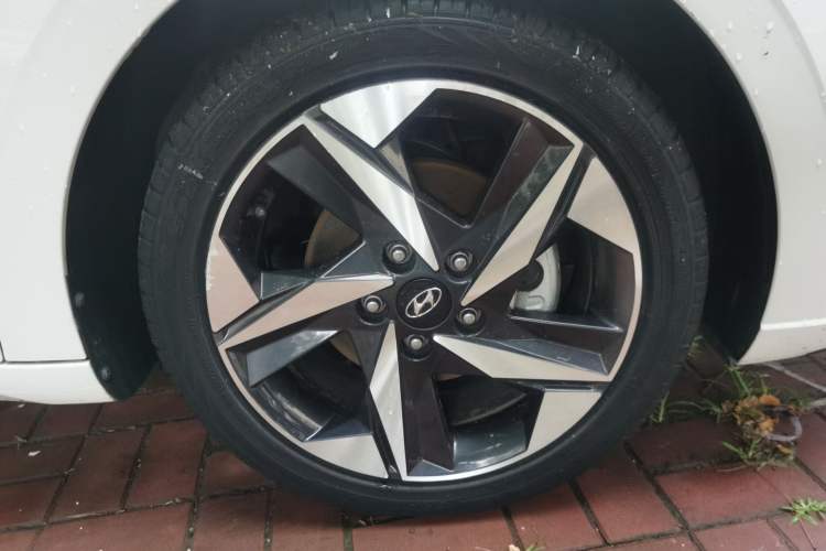 Used Hyundai Elantra 2021 1.5L CVT LUX Prestige Edition Right Front Wheel Hub