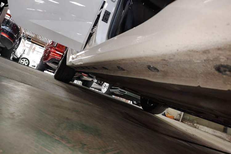 Used Hyundai Elantra 2021 1.5L CVT LUX Prestige Edition Right Side Sill