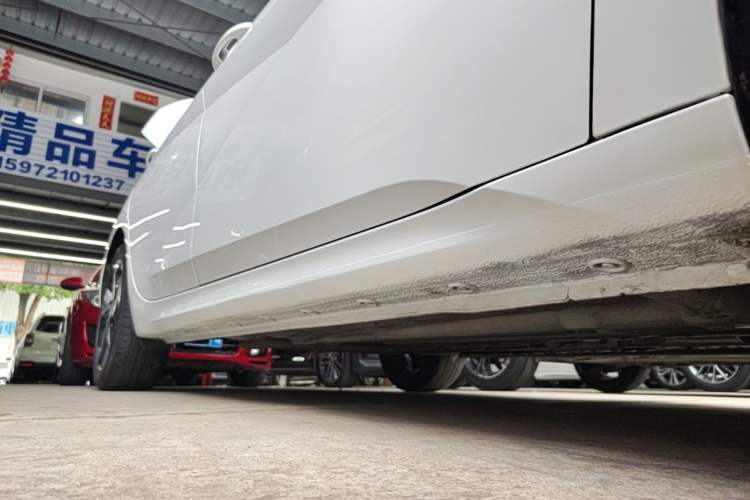 Used Hyundai Elantra 2021 1.5L CVT LUX Prestige Edition Right Side Sill