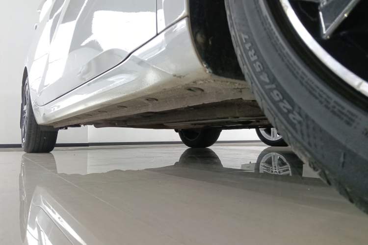 Used Hyundai Elantra 2021 1.5L CVT LUX Prestige Edition Right Side Sill
