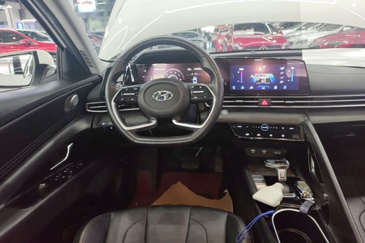 Used Hyundai Elantra 2021 1.5L CVT LUX Prestige Edition Steering Wheel