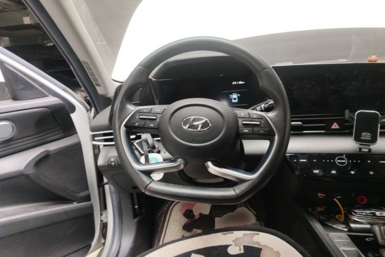 Used Hyundai Elantra 2021 1.5L CVT LUX Prestige Edition Steering Wheel