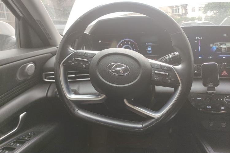 Used Hyundai Elantra 2021 1.5L CVT LUX Prestige Edition Steering Wheel