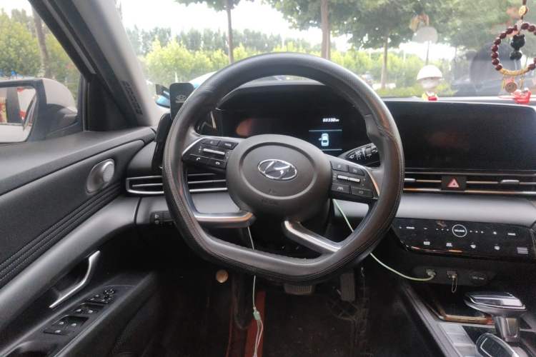Used Hyundai Elantra 2021 1.5L CVT LUX Prestige Edition Steering Wheel