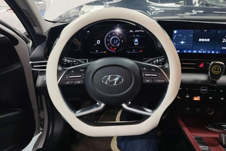 Used Hyundai Elantra 2021 1.5L CVT LUX Prestige Edition Steering Wheel