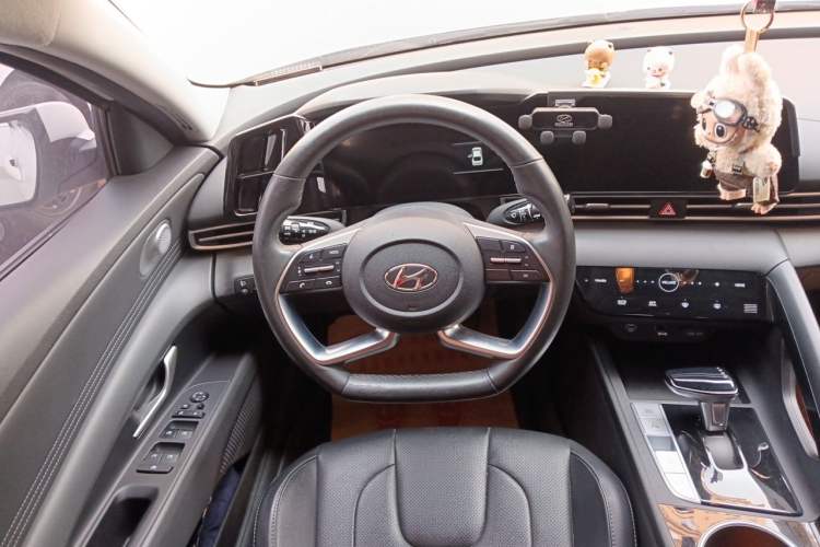 Used Hyundai Elantra 2021 1.5L CVT LUX Prestige Edition Steering Wheel
