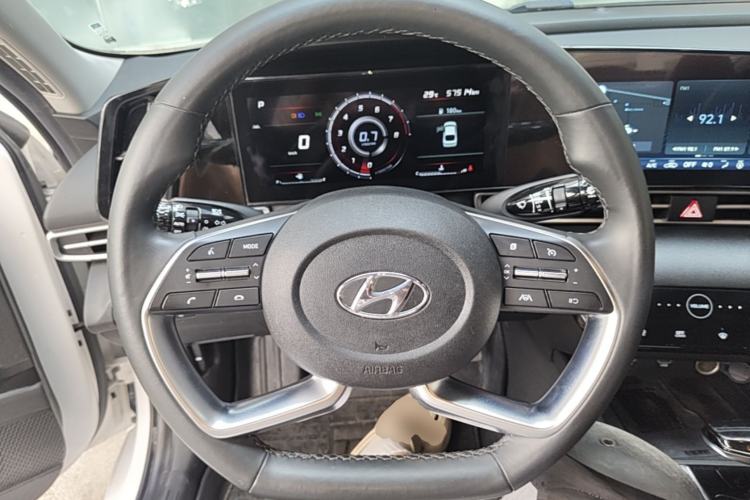 Used Hyundai Elantra 2021 1.5L CVT LUX Prestige Edition Steering Wheel