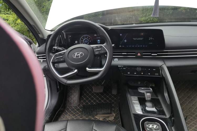 Used Hyundai Elantra 2021 1.5L CVT LUX Prestige Edition Steering Wheel