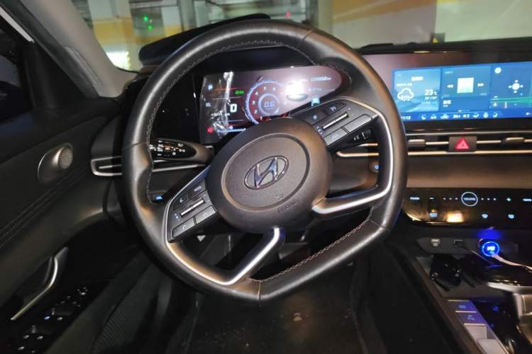 Used Hyundai Elantra 2021 1.5L CVT LUX Prestige Edition Steering Wheel