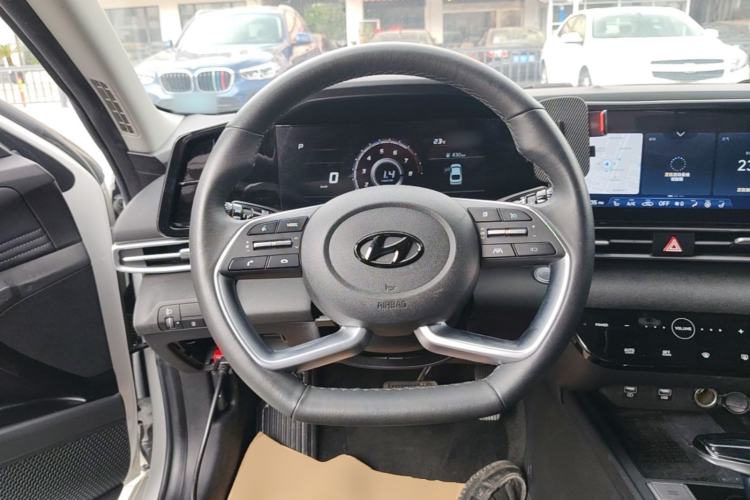Used Hyundai Elantra 2021 1.5L CVT LUX Prestige Edition Steering Wheel